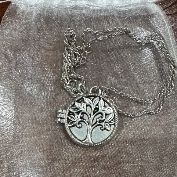 Jewelry - Silver Tree of Life Locket Necklace Magnetic Close